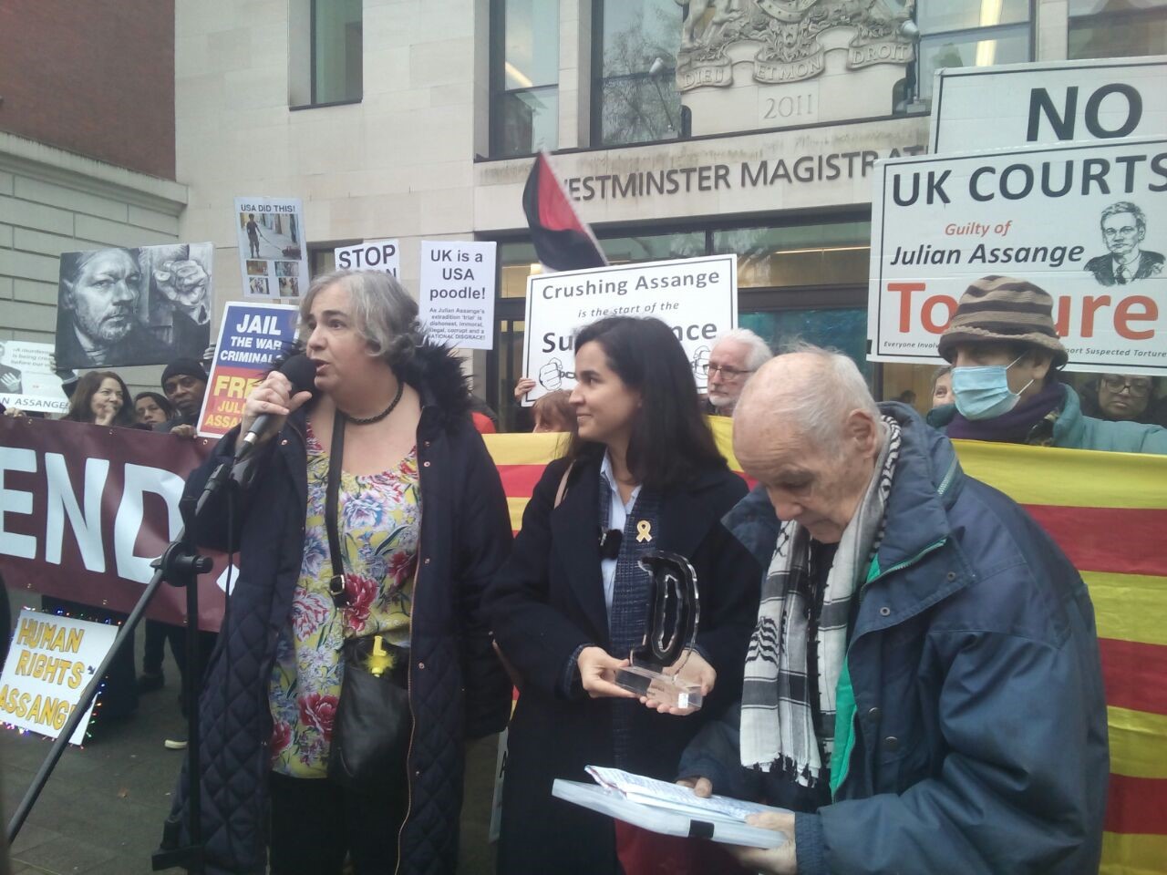 En atorgar el premi Dignitat a Julian Assange