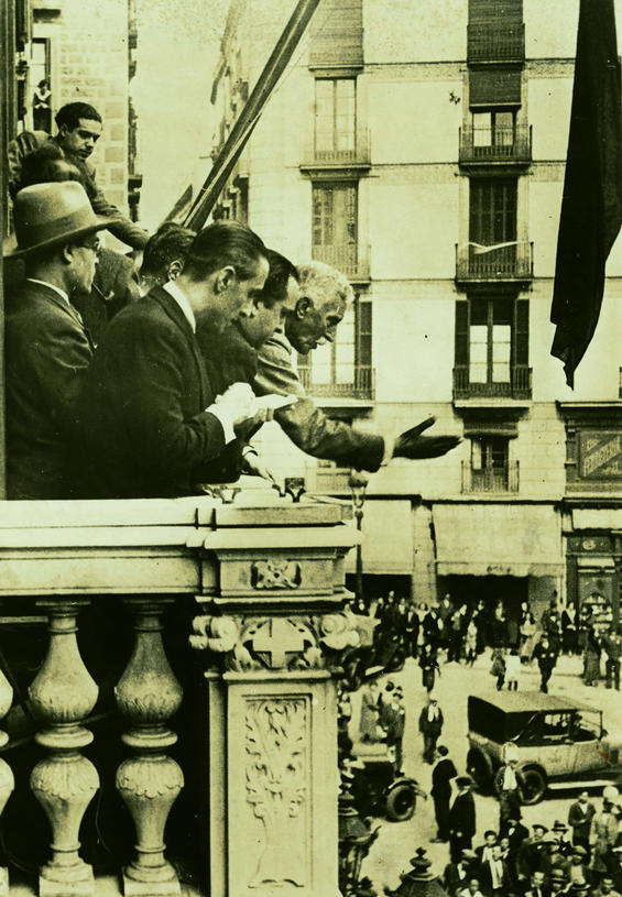 La comissió de la Dignitat i l'Ajuntament de Barcelona convida a tothom a participar en l'acte de restitució de la dedicatòria original del monument a la proclamació de la República Catalana feta per Francesc Macià, que va ser mutilada pel franquisme.