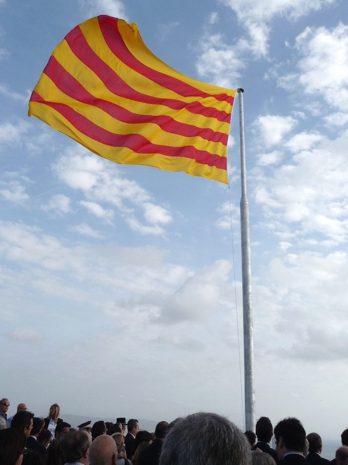 La comisió de la Dignitat, després de tres anys de reivindicacions restitueix la bandera catalana que va posar al castell de Montjuïc el Predient companys en el 71 aniversari del seu afusellament