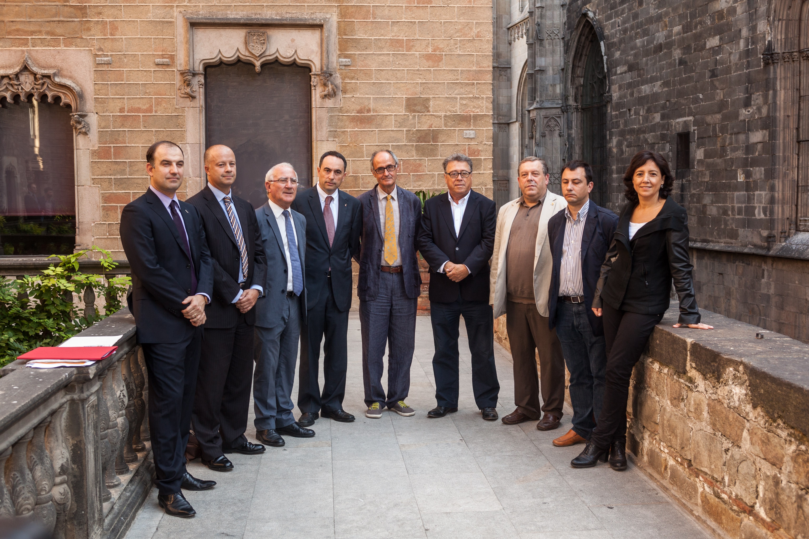 La Comissió de la Dignitat i tretze ajuntaments catalans reclamen el retorn de la documentació dels seus arxius retinguda a Salamanca,ministre de Cultura Wert i denuncien que obstrueix el retorn dels particulars