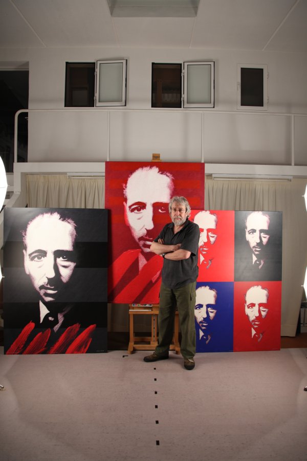 Toni Miró al seu estudi amb diverses de les obres que s'exposen.