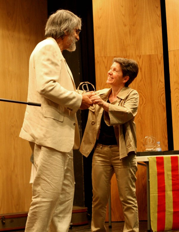 Jean Pàmies recollint el peri Dignitat en nom del seu pare Josep Pàmies de mans de Montse Giné