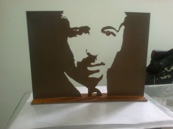 Disseny de la part superior del monument obra d'Antoni Miró