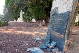 Destrosses al monument del Tarròs