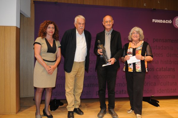 Toni Strubell i Josep Cruanyes recollint el premi en nom de la Comissió